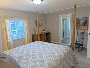 2 habitaciones, escritorio y tabla de planchar con plancha