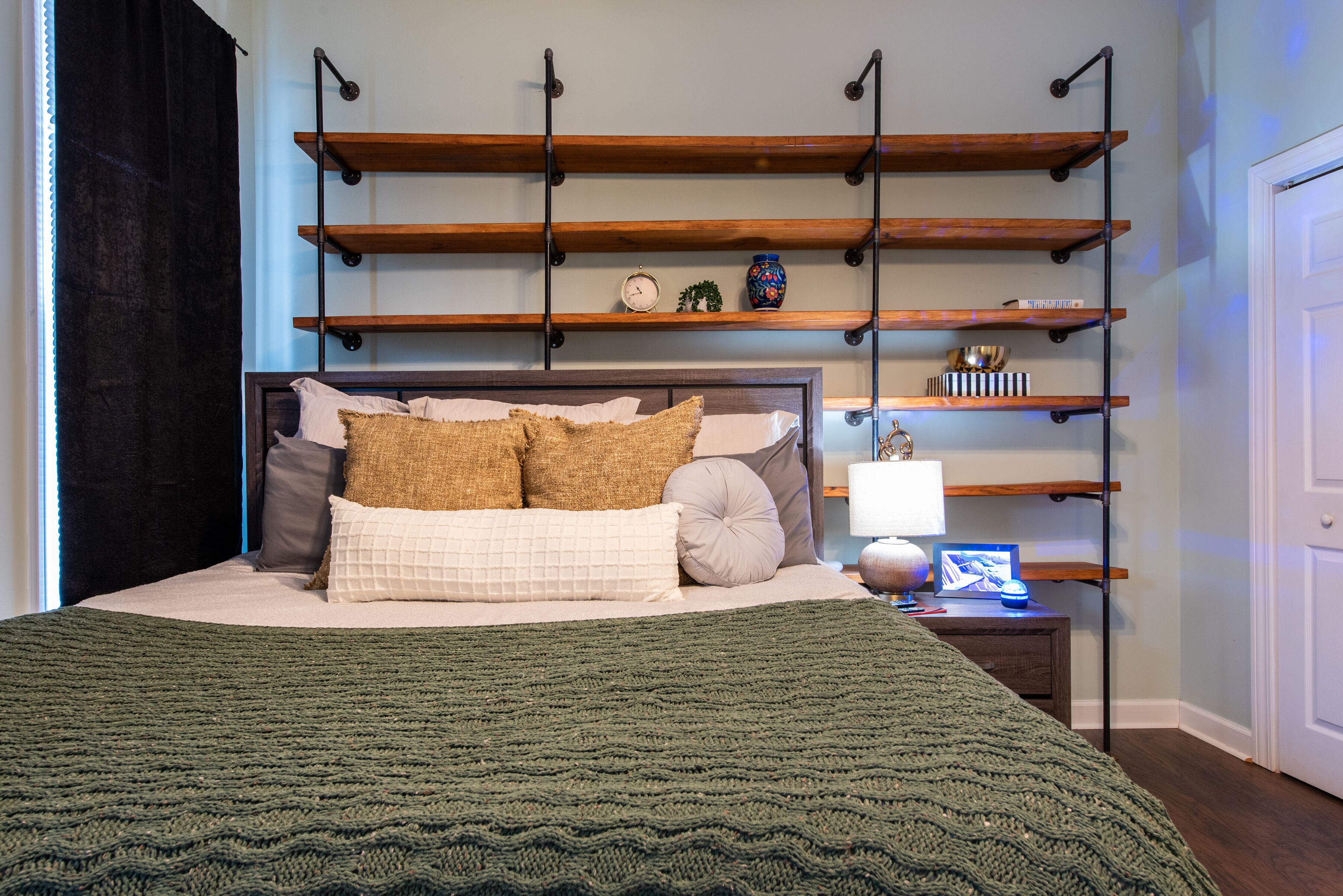 3 عدّة غرف نوم وخزنة داخل الغرفة ومكتب ومكواة/لوح كي