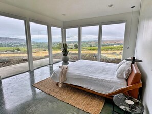 Planxa i posts de planxar, wifi i roba de llit 