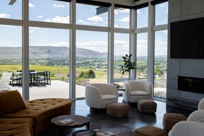 Smart TV, fireplace, stereo