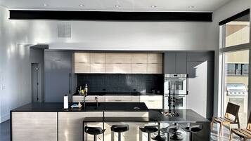 Kühlschrank, Mikrowelle, Ofen, Herdplatte