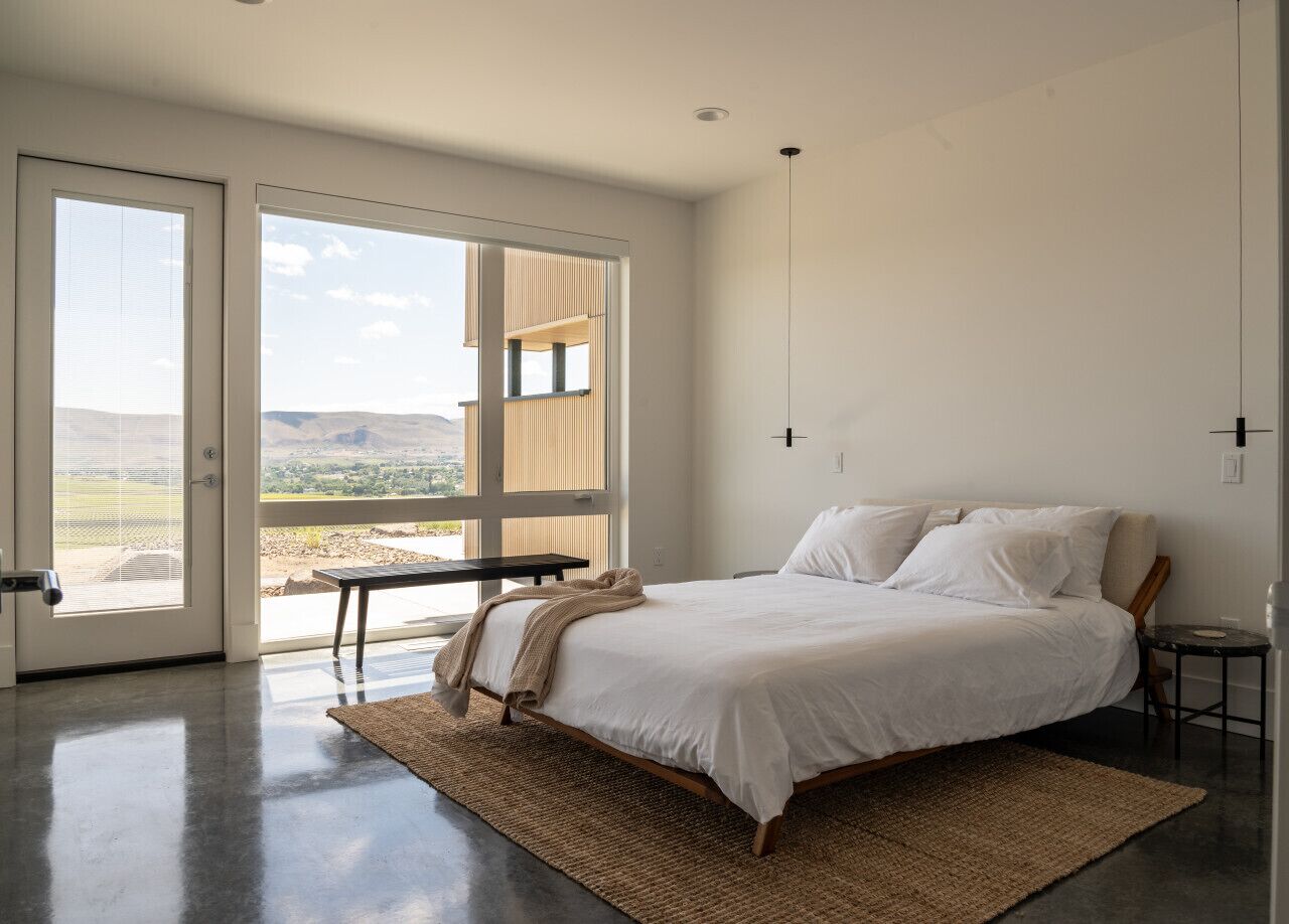 Een strijkplank/strijkijzer, wifi, beddengoed