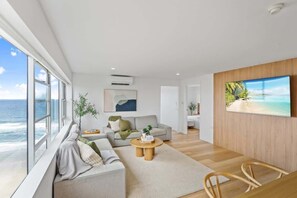 テレビ、書斎 / ワークスペース