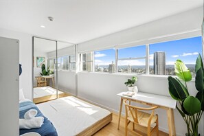 3 habitaciones, escritorio, tabla de planchar con plancha y wifi gratis 