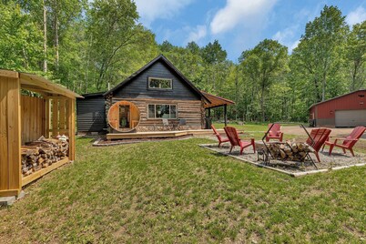 Log Cabin in the Woods. Sauna. Wood Fireplace. Pet Friendly.