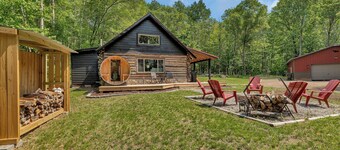 Log Cabin in the Woods. Sauna. Wood Fireplace. Pet Friendly.