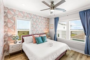 3 slaapkamers, een bureau, een strijkplank/strijkijzer, reisbedje