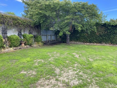 CUTE & COSY, CLOSE TO TOWN & LAKE