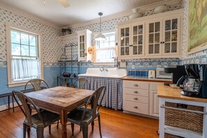 Kühlschrank, Mikrowelle, Herdplatte, Wasserkocher mit Kaffee-/Teezubehör