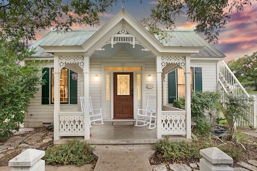 Whimsical 2 Bedroom Sunday Haus•1 Block to Main St•Quiet Perfectly Located Gem!