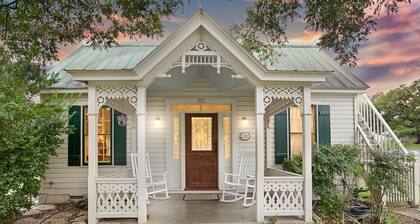 Charming 2 Bedroom Sunday Haus•1 Block to Main St•Quiet Perfectly Located Gem!