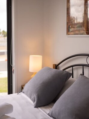 3 bedrooms, desk, iron/ironing board, free WiFi - 3BR home w/ cozy interior design (Browns Plains)