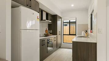 Geladeira, micro-ondas, fogão, cooktop