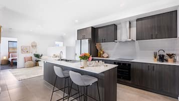 Refrigerador, microondas, horno, placa de cocina