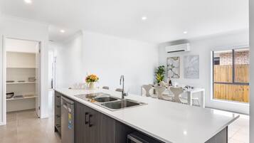 Refrigerador, microondas, horno, placa de cocina