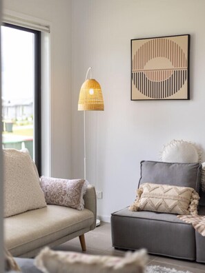 Smart TV - 4BR Newly furnished Cozy house @Brownsplain (Browns Plains)