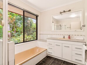 Hair dryer - Modern Comfort Retreat: 4-Bed Cozy Haven w/ Pool (Sunnybank)