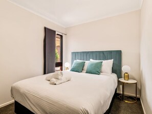 4 bedrooms, desk, iron/ironing board, free WiFi - Modern Comfort Retreat: 4-Bed Cozy Haven w/ Pool (Sunnybank)