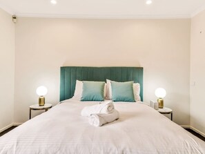 4 bedrooms, desk, iron/ironing board, free WiFi