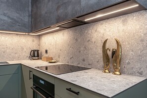 Réfrigérateur, four, lave-vaisselle, cafetière/bouilloire