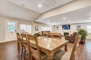 Family dining - Mountain Retreat (Cascade)