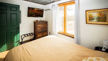 3 bedrooms, desk, iron/ironing board, travel cot