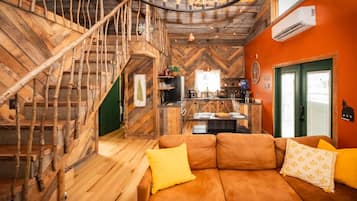 Smart TV, chimenea, libros y oficina