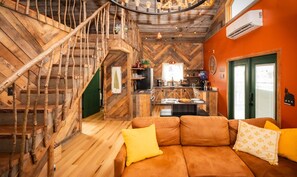 Smart-TV, Kamin, Bücher, Arbeitsbereiche