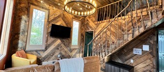 Treehouse Hot tub on 60 acre farm near downtown