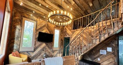 Treehouse Hot tub on 60 acre farm near downtown