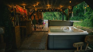 Outdoor spa tub