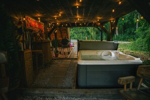 Outdoor spa tub