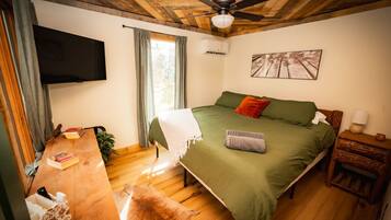 3 quartos, escrivaninha, ferros/tábuas de passar roupa, berço de viagem