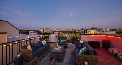 Spacious home - minutes from downtown - 15 beds - karaoke - rooftop views