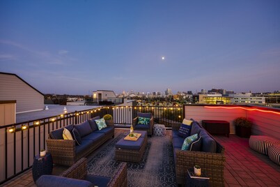 Spacious home - minutes from downtown - 15 beds - karaoke - rooftop views