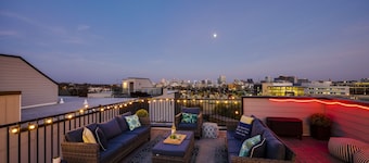 Spacious home - minutes from downtown - 15 beds - karaoke - rooftop views