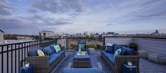 Spacious home - minutes from downtown - 15 beds - karaoke - rooftop views