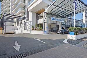 Front of property - Elston Apartments - Wow Stay (Surfers Paradise)
