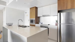 Apartamento, 1 quarto, vista para o oceano | Cozinha privada | Geladeira, micro-ondas, fogão, lava-louças