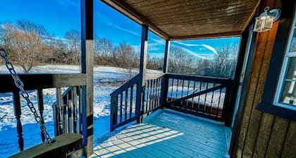 Farm stay. Hot tub. Pond Nature views near dwntwn
