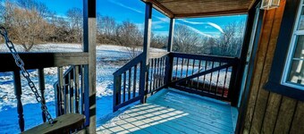 Farm stay. Hot tub. Pond Nature views near dwntwn