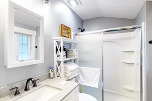 Dusche, Haartrockner, Handtücher, Seife