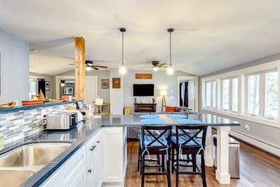 Quiet Leonard Lake Retreat,  Beautiful Waterfront Home 