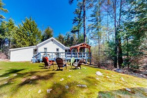 Property grounds - Tree-lined dog-friendly cottage with wrap-around deck, grill, & gas fireplace (Chestertown)