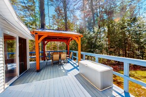 Outdoor dining - Tree-lined dog-friendly cottage with wrap-around deck, grill, & gas fireplace (Chestertown)