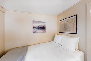 3 slaapkamers, een strijkplank/strijkijzer, internet, beddengoed