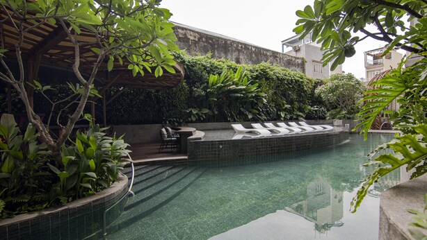 Poolside bar - Le Places ZENITY Apartment District 1 (Ho Chi Minh City)