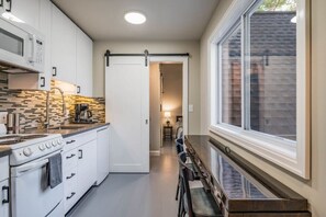 Kjøleskap, mikrobølgeovn, ovn og kokeplater