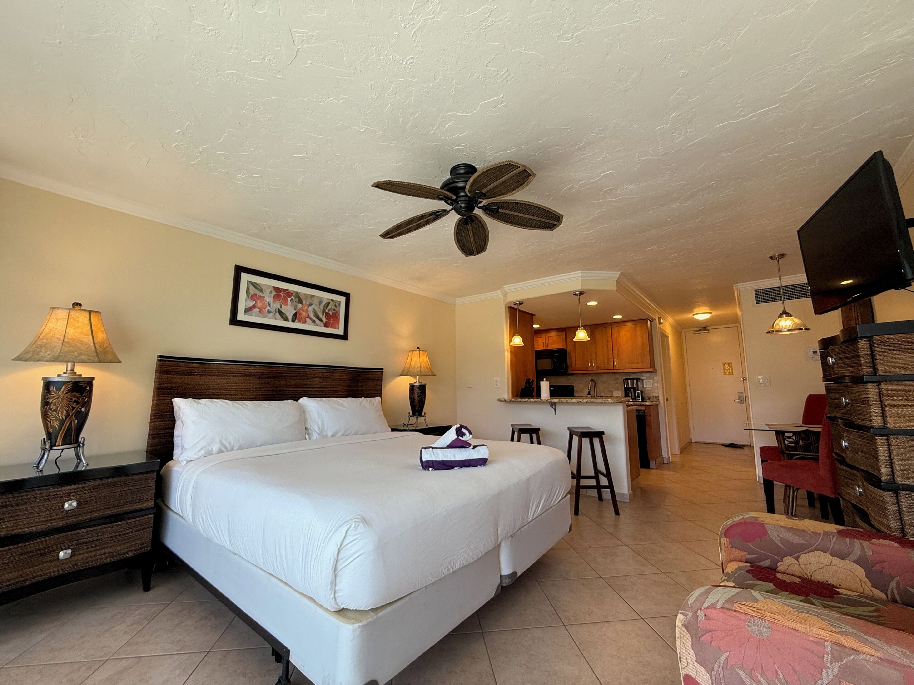 Lahaina Studio: Beachfront, Mountain View, Hot Tub - Lahaina, HI