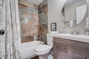 Casa | Bagno | Combinazione doccia/vasca, asciugamani, sapone, shampoo